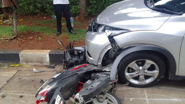 Mobil tabrak 6 motor di Jalan Raya Lenteng Agung, Jakarta Selatan