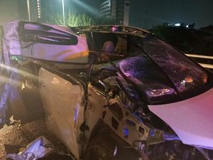 4 Fakta Vellfire Maut di Tol Slipi Usai Nubruk Pantat Truk 4 Fakta Vellfire Maut di Tol Slipi Usai Nubruk Pantat Truk