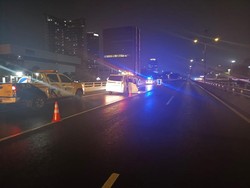 Kronologi Vellfire Tabrak Truk di Tol Diduga gara-gara Blind Spot