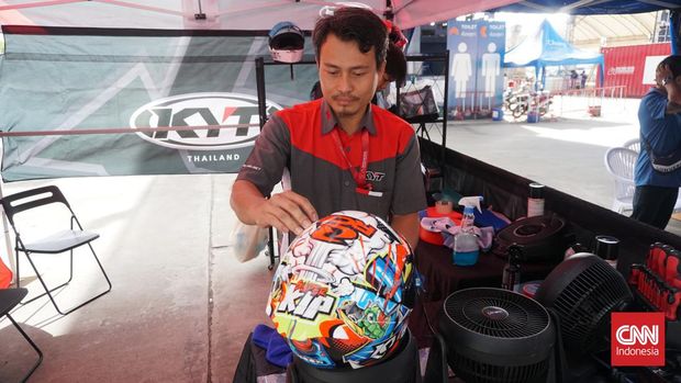 Teknisi Helm asal Indonesia, Mugiyanto, di sela ARRC 2023 di Sirkuit Buriram, Thailand, Jumat (1/12).