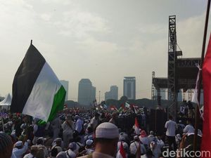 Munajat 212 di Monas Masih Berlangsung, Begini Penampakannya Munajat 212 di Monas Masih Berlangsung, Begini Penampakannya