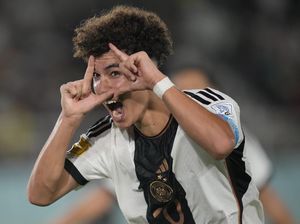 Wonderkid Barcelona Angkat Trofi Juara Piala Dunia U-17 di Indonesia Wonderkid Barcelona Angkat Trofi Juara Piala Dunia U-17 di Indonesia