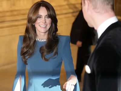 Foto: Dituduh Rasis, Kate Middleton Pakai Gaun Desainer Favorit Meghan Markle