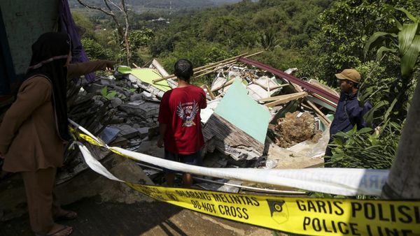 Penampakan Tanah Retak di Sukabumi, 5 Rumah Warga Rusak