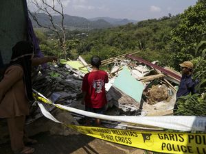 Penampakan Tanah Retak di Sukabumi, 5 Rumah Warga Rusak