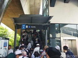 Massa Munajat 212 Bubar, Stasiun dan Halte TransJakarta Juanda Padat
