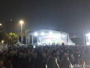 Kyai Nasir Zein Jadi Imam, Peserta Munajat 212 Subuh Berjamaah di Monas