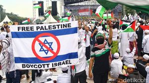 Poster Dukungan untuk Palestina Warnai Munajat Kubro di Monas