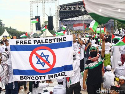 Poster Dukungan untuk Palestina Warnai Munajat Kubro di Monas