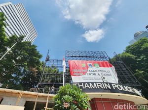 Spanduk Ajakan Pemilu Damai, Aman dan Tertib Mejeng di Bundaran HI