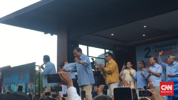 Calon presiden nomor urut 1, Prabowo Subianto berjoget hingga diarak sambil menyalami pendukung saat berkampanye di Tasikmalaya, Jawa Barat, Sabtu (2/12).