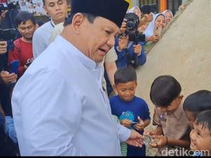 Prabowo Bagi-bagi Koin Kemhan ke Santri di Tasik: Kalau Kamu Besar Ingat Ya