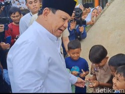 Prabowo Bagi-bagi Koin Kemhan ke Santri di Tasik: Kalau Kamu Besar Ingat Ya