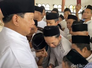 Prabowo Terharu Disambut Para Santri di Tasikmalaya: Luar Biasa