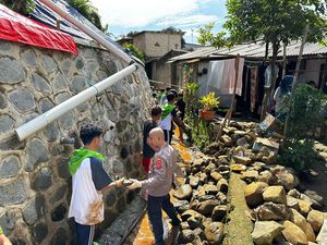 Kala Pelajar Kota Bogor Kompak Bersihkan Lokasi Longsor Bareng Polisi