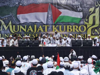 Ribuan Warga Gelar Aksi Munajat Kubro 212 di Monas