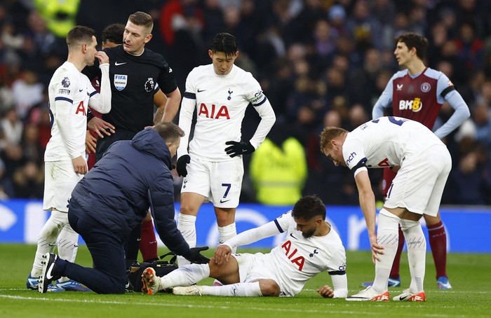 Soccer Football - Premier League - Tottenham Hotspur v Aston Villa - Tottenham Hotspur Stadium, London, Britain - November 26, 2023 Tottenham Hotspurs Rodrigo Bentancur receives medical attention after sustaining an injury as Son Heung-min and Dejan Kulusevski look on Action Images via Reuters/Peter Cziborra NO USE WITH UNAUTHORIZED AUDIO, VIDEO, DATA, FIXTURE LISTS, CLUB/LEAGUE LOGOS OR LIVE SERVICES. ONLINE IN-MATCH USE LIMITED TO 45 IMAGES, NO VIDEO EMULATION. NO USE IN BETTING, GAMES OR SINGLE CLUB/LEAGUE/PLAYER PUBLICATIONS.