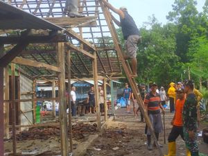 Rumah di Ngawi Tersambar Petir, 4 Orang Penghuninya Dilarikan ke RS Rumah di Ngawi Tersambar Petir, 4 Orang Penghuninya Dilarikan ke RS