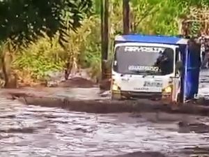 Hujan Deras, Banjir Lumpur-Kerikil Tutup Jalan Tianyar Karangasem