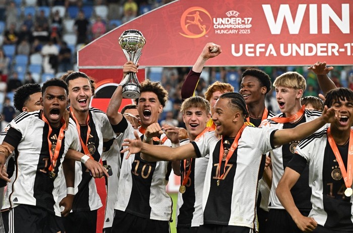 timnas jerman u-17 noah darvich Germany's midfielder Noah Darvich (C) and his teammates celebrate with the trophy after winning the UEFA Under 17 final football match between Germany and France at the Hidegkuti Nandor Stadium in Budapest, Hungary on June 2, 2023. (Photo by Attila KISBENEDEK / AFP) / ALTERNATIVE CROP