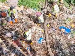 Tumpukan Sampah di Pinggir Sungai Cipakancilan Bogor Mulai Dibersihkan