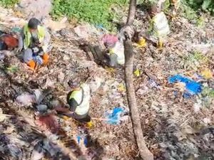 Tumpukan Sampah di Pinggir Sungai Cipakancilan Bogor Mulai Dibersihkan Tumpukan Sampah di Pinggir Sungai Cipakancilan Bogor Mulai Dibersihkan