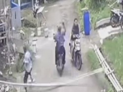 Viral 2 Pria Boncengan Motor Ngebut di Gang Usai Hendak Maling di Bogor