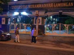 Xpander dan Truk Parkir di Depan UMLA Lamongan Jadi Korban Pecah Kaca