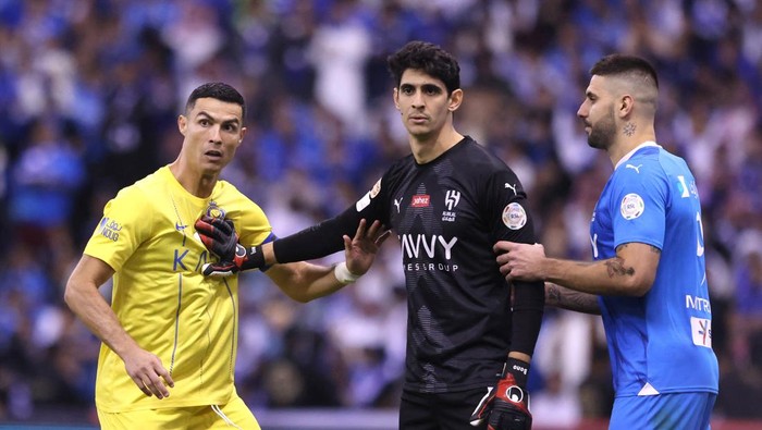 Soccer Football - Saudi Pro League - Al Hilal v Al Nassr - King Fahd International Stadium, Riyadh, Saudi Arabia - December 1, 2023 Al Nassrs Cristiano Ronaldo with Al Hilals Yassine Bounou and Aleksandar Mitrovic REUTERS/Ahmed Yosri