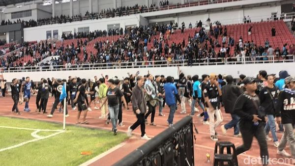 Momen Suporter Masuk Lapangan Saat Menit Akhir PSIS Vs PSS di Semarang