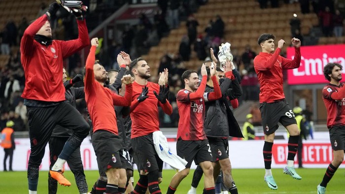 Milan players celebrate at the end of the Serie A soccer match between AC Milan and Frosinone at the San Siro stadium, in Milan, Italy, Saturday, Dec. 2, 2023. Milan won 3-1. (AP Photo/Luca Bruno)