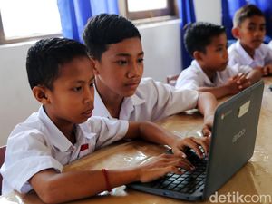 Canggih, Siswa SD di Sumba Timur Belajar Gunakan Laptop Terkoneksi Internet Canggih, Siswa SD di Sumba Timur Belajar Gunakan Laptop Terkoneksi Internet