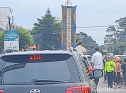 Kampanye di Banten, Prabowo Kalungkan Bendera Palestina Beli di Pinggir Jalan