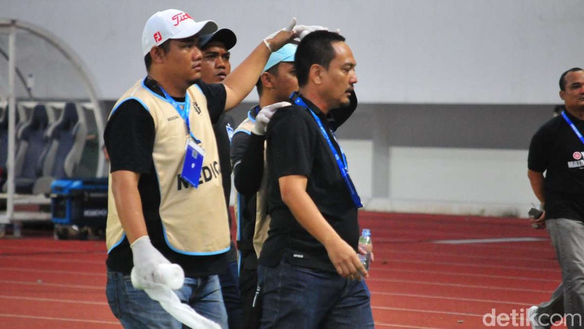CEO PSIS Semarang Yoyok Sukawi jadi korban pelemparan di laga PSIS vs PSS (Prihatnomo/detikJateng)