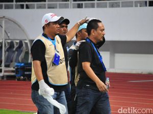 Kena Lemparan Saat Suporter Ricuh, Yoyok Sukawi Dapat 8 Jahitan di Kepala Kena Lemparan Saat Suporter Ricuh, Yoyok Sukawi Dapat 8 Jahitan di Kepala