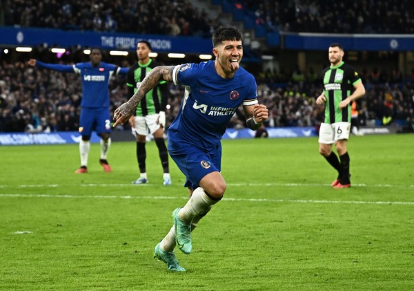 Soccer Football - Premier League - Chelsea v Brighton & Hove Albion - Stamford Bridge, London, Britain - December 3, 2023  Chelseas Enzo Fernandez celebrates scoring their third goal REUTERS/Dylan Martinez NO USE WITH UNAUTHORIZED AUDIO, VIDEO, DATA, FIXTURE LISTS, CLUB/LEAGUE LOGOS OR LIVE SERVICES. ONLINE IN-MATCH USE LIMITED TO 45 IMAGES, NO VIDEO EMULATION. NO USE IN BETTING, GAMES OR SINGLE CLUB/LEAGUE/PLAYER PUBLICATIONS.