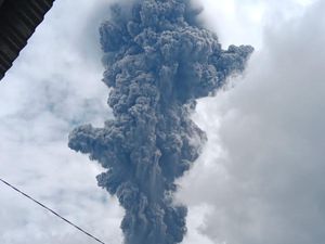 Gunung Marapi Erupsi, Jalur Pendakian Ditutup Gunung Marapi Erupsi, Jalur Pendakian Ditutup