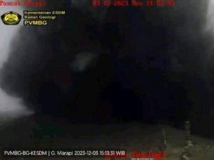 Gunung Marapi Erupsi Muntahkan Kolom Abu Tebal Setinggi 3000 Meter Gunung Marapi Erupsi Muntahkan Kolom Abu Tebal Setinggi 3000 Meter