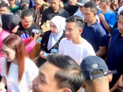 Gibran & Blue Squad Bagikan Susu Gratis saat CFD Jakarta