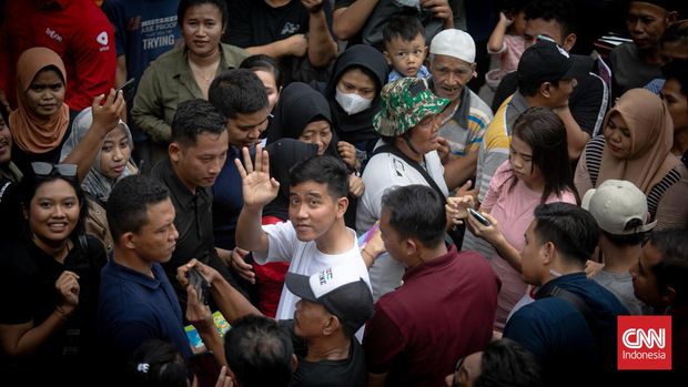Cawapres nomor urut 2 Gibran Rakabuming Raka blusukan ke Pasar Rawasari, Cempaka Putih, Jakarta Pusat (Jakpus), pada Minggu (3/12/2023). (CNN Indonesia/Adi Maulana Ibrahim)