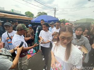Usai Sapa Warga di CFD, Gibran Lanjut Blusukan ke Pasar Rawasari Jakpus