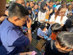 Gibran dan Selvi Bagi-bagi Susu ke Warga saat CFD di Bundaran HI