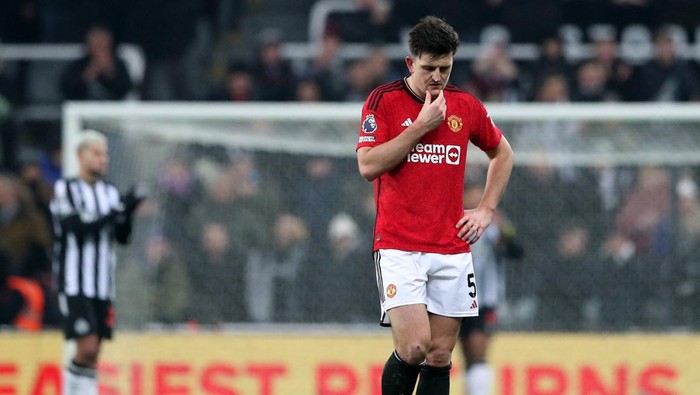 Soccer Football - Premier League - Newcastle United v Manchester United - St James Park, Newcastle, Britain - December 2, 2023 Manchester Uniteds Harry Maguire looks dejected REUTERS/Scott Heppell NO USE WITH UNAUTHORIZED AUDIO, VIDEO, DATA, FIXTURE LISTS, CLUB/LEAGUE LOGOS OR LIVE SERVICES. ONLINE IN-MATCH USE LIMITED TO 45 IMAGES, NO VIDEO EMULATION. NO USE IN BETTING, GAMES OR SINGLE CLUB/LEAGUE/PLAYER PUBLICATIONS.