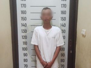 Dikejar Warga, Jambret HP Ibu-ibu di Jakbar Nyebur ke Kali Berarus Deras Dikejar Warga, Jambret HP Ibu-ibu di Jakbar Nyebur ke Kali Berarus Deras