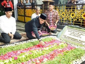 Kaesang Ziarah ke Makam Gus Dur dalam Blusukannya di Jawa Timur Kaesang Ziarah ke Makam Gus Dur dalam Blusukannya di Jawa Timur