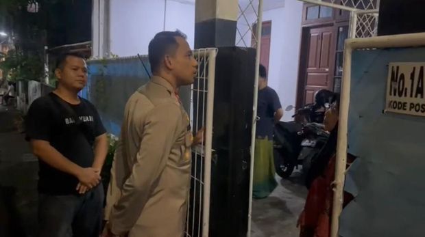 Kapolsek Mampang Prapatan Kompol David Yunior Kanitero mengecek indekos yang dibobol wanita.