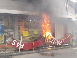 Papan Reklame di Toko Avia Kayutangan Heritage Kota Malang Terbakar