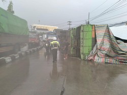 Truk di Lamongan Selip dan Oleng Lalu Tabrak Warkop-Kios Rokok