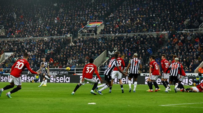 Soccer Football - Premier League - Newcastle United v Manchester United - St James Park, Newcastle, Britain - December 2, 2023 Newcastle Uniteds Kieran Trippier shoots at goal and hits the crossbar from a free kick Action Images via Reuters/Lee Smith NO USE WITH UNAUTHORIZED AUDIO, VIDEO, DATA, FIXTURE LISTS, CLUB/LEAGUE LOGOS OR LIVE SERVICES. ONLINE IN-MATCH USE LIMITED TO 45 IMAGES, NO VIDEO EMULATION. NO USE IN BETTING, GAMES OR SINGLE CLUB/LEAGUE/PLAYER PUBLICATIONS.