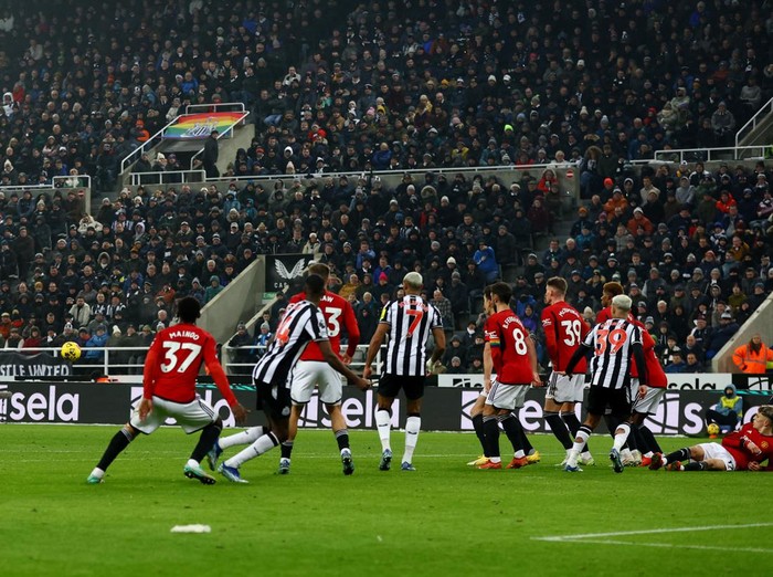 Soccer Football - Premier League - Newcastle United v Manchester United - St James Park, Newcastle, Britain - December 2, 2023 Newcastle Uniteds Kieran Trippier shoots at goal and hits the crossbar from a free kick Action Images via Reuters/Lee Smith NO USE WITH UNAUTHORIZED AUDIO, VIDEO, DATA, FIXTURE LISTS, CLUB/LEAGUE LOGOS OR LIVE SERVICES. ONLINE IN-MATCH USE LIMITED TO 45 IMAGES, NO VIDEO EMULATION. NO USE IN BETTING, GAMES OR SINGLE CLUB/LEAGUE/PLAYER PUBLICATIONS.